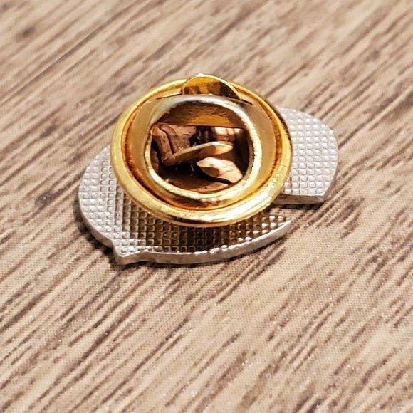 Petite oval countryside landscape scene pin - Picture 2 of 2